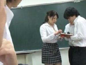 むッちり恵体ボいンな女性教師が発情した生徒たちの肉棒に囲まれ→！巨乳お姉さん乱交女教師の無料エロ動画