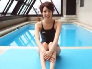 『なんで陰茎立ててるの？』例のプールでショートヘアの水着インストラクターが顔面射精パコ！お姉さん顔射の無料エロ動画