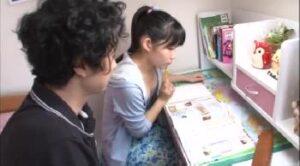 家庭教師のお兄さんにパイパン見せつけ誘惑する清麗系幼顔っ娘！美少女ロリの無料エロ動画