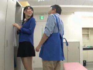 店長に逆らえずにロッカールームで嫌がりながらもハメてしまう女子社員！巨乳OLの無料エロ動画