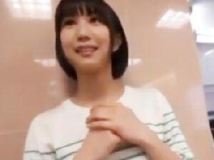 『姉ちゃん‥中に出すよ！』勃起した弟を筆おろしして射精へ導くスレンダー姉！お姉さん美少女中出し近親相姦盗撮の無料エロ動画