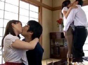 オレの母ちゃんを抱かせてやるからキミの母ちゃんを抱かせてくれ！親子スワッピング乱交！痴女人妻近親相姦華月さくら星彩乃の無料エ...