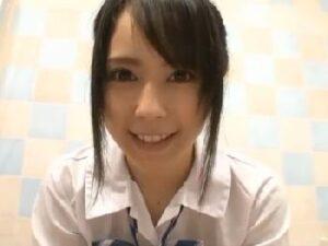 制服姿の美形少女ソープランド嬢とのヌルヌルオイルプレイ→生中出しバチキメ！美少女女子校生の無料エロ動画