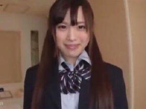 ブレザー姿が似合う美形少女女子校生がコンドームなしでハードピストンピスされて簡単アクメ！美少女中出しの無料エロ動画
