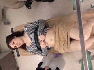 産婦人科に検診にきた美人マダムが医者に犯され無慈悲な生中出し！人妻安西ひかりの無料エロ動画
