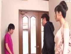 彼氏とせックスした後に弟を誘惑して中出しさせるショタ好き痴女！お姉さん春原未来の無料エロ動画