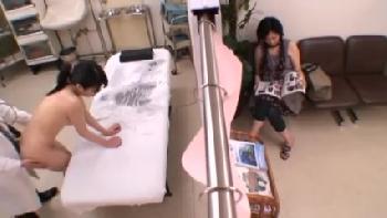 なぜ脱がなきゃいけないの？疑問を持ちながらも鬼畜医者に従って中出しされる美形少女！美少女女子校生レイプの無料エロ動画