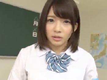 『中でいいよっ！』風紀委員の女子校生が教室でオナニーしてる男子を見つけて中出し要求！美少女麻里梨夏の無料エロ動画