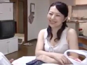 妊娠中の妻をほっぽってセクシー義理の母親にしたマッサージがエスカレート中出し！人妻近親相姦の無料エロ動画