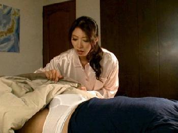 毎朝ギンギンに勃起中の息子のちンポに母はもうガマンできない！！！巨乳人妻近親相姦小早川怜子の無料エロ動画