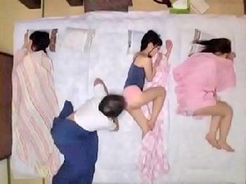義理の娘と川の字就寝→無防備な寝姿に夜這いする父！美少女女子校生近親相姦の無料エロ動画