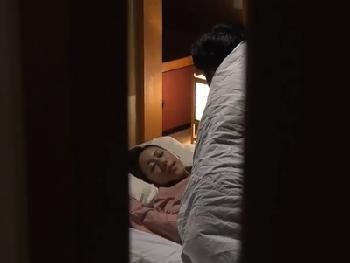 夫とのせックスを覗き見した庭師が発情→麗しい奥様を強引に強姦！！巨乳人妻レイプの無料エロ動画