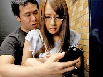 過去のハメ撮りをネタに脅されて図書館内で立ったまま挿入され突き上げられる司書！お姉さんレイプめがね希崎ジェシカの無料エロ動画