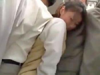 『あたってるんですけど…！』女子校生を電車痴漢→トイレに移動し生せックス！美少女の無料エロ動画