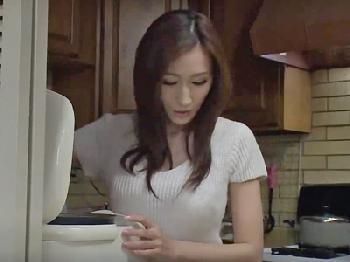 『中にいっぱい出してぇ』爆乳美形お姉さんがショタを誘惑し生ちンポにイキ狂い！巨乳痴女中出しJULIAの無料エロ動画