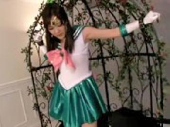 セーラームーンのコスプレしたきれいなお姉さんが次々に男と乱交！顔射の無料エロ動画