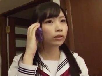 不審者が家に押し入って女子校生娘のバージン喪失→一緒にかあちゃんも犯され阿鼻叫喚！巨乳美少女人妻中出しレイプ乱交の無料エロ動...