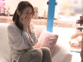 子持ち母ちゃんに巨大ペニス見せつけ性的ムラムラ興奮した所をガッツリ中出し！巨乳人妻手コキの無料エロ動画