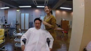 カット中に男性客の勃起したペニスを丁寧に性的欲望処理してくれる痴女美容師！巨乳お姉さん手コキの無料エロ動画