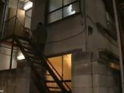 真っ昼間からジジイとその娘の禁断ファックが繰り広げられ喘ぎ声が近所に響き渡る！美少女痴女近親相姦の無料エロ動画