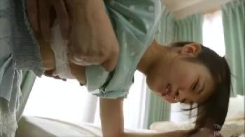 お兄ちゃんの勃起に気づいた妹が触る→自ら脱いで挿入を熱望して禁断中出し交尾！フェラ童顔近親相姦の無料エロ動画