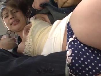 女子校生から女性会社員まで…満員電車でパンティの中に指もペニ棒も突っ込まれそのまま射精される！巨乳お姉さん美少女レイプOL痴...