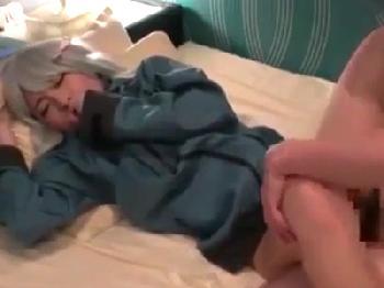 猥褻コスプレイヤーが本能丸出しでペニ棒に貪りつく挿入撮りフアック！お姉さんフェラハメ撮り手コキの無料エロ動画