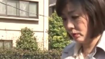 娘夫婦の家に向かった巨大乳房母親→義理息子に目を付けられて娘のすぐそばで犯される！巨乳人妻レイプ熟女の無料エロ動画