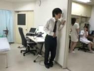 パンチラ連発するナースがいたので隠し撮リしたらすんなりバレて痴女責めされる！お姉さん看護師の無料エロ動画