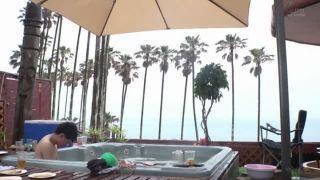 5人もの痴女集団と温水プールに入ったら見事にペニスの奪い合いに発展！お姉さん手コキの無料エロ動画